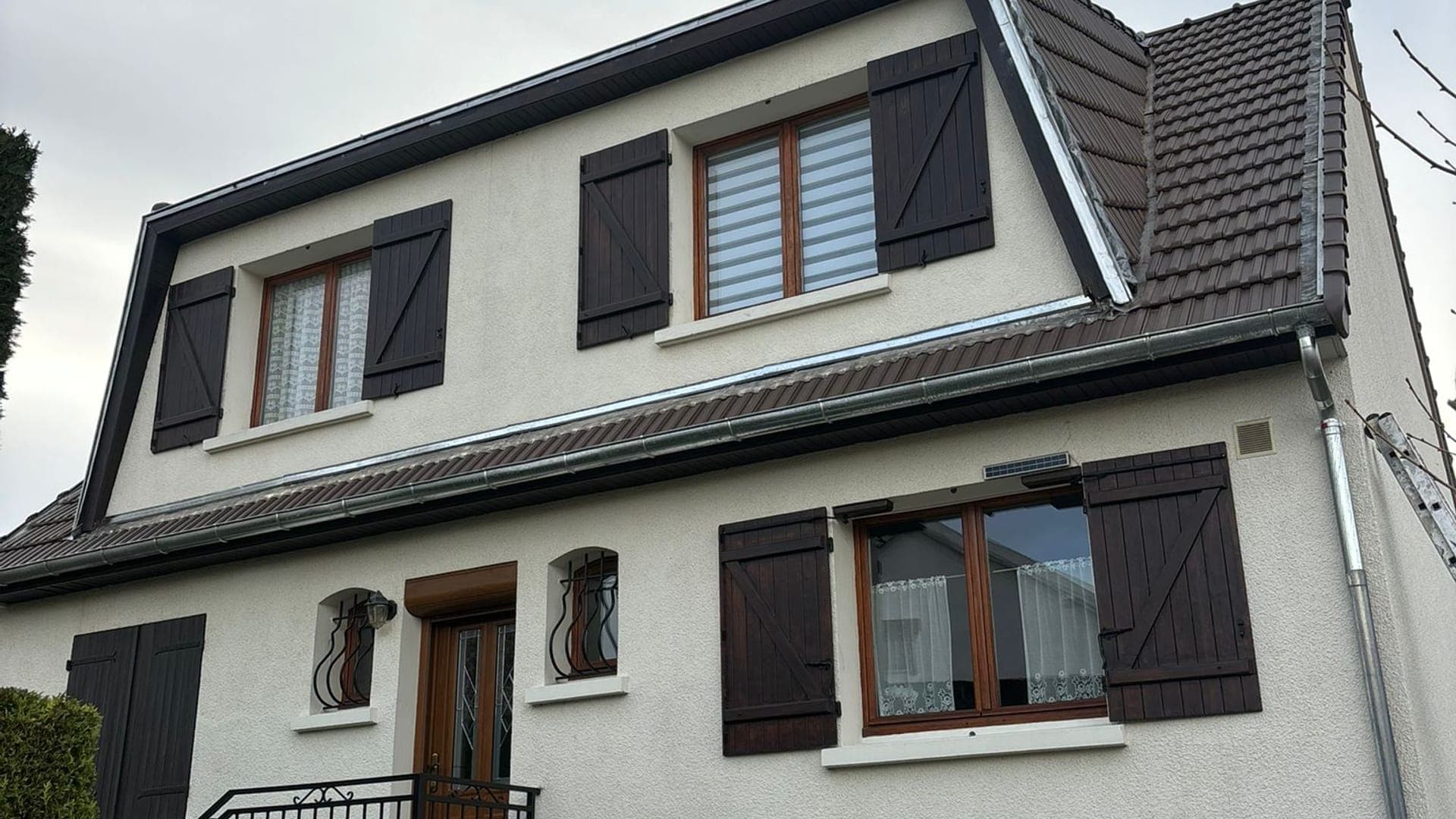 Pose d'ardoise naturelle dans l'Allier (03) · Allier Toiture Services