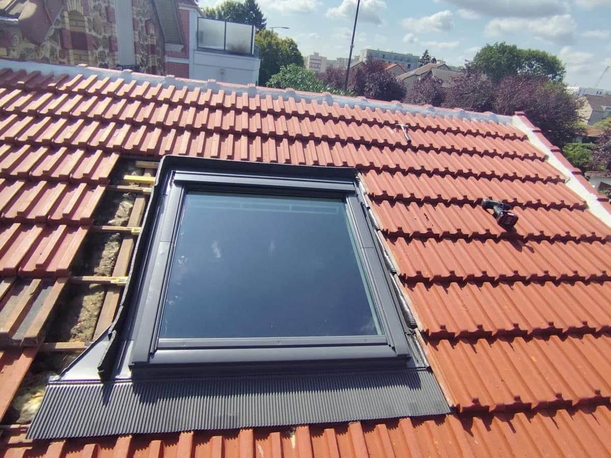 Pose Velux avec raccord zinc sur tuile mécanique, Allier