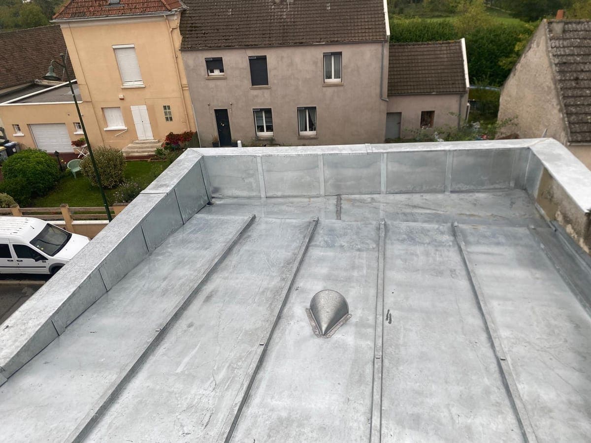 Toit-terrasse en zinc avec acrotère et chatière, Allier