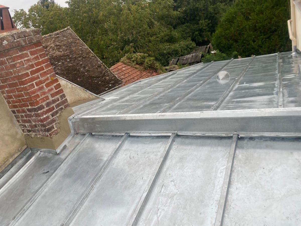 Couverture zinc joint debout neuve avec pignon brique, Allier